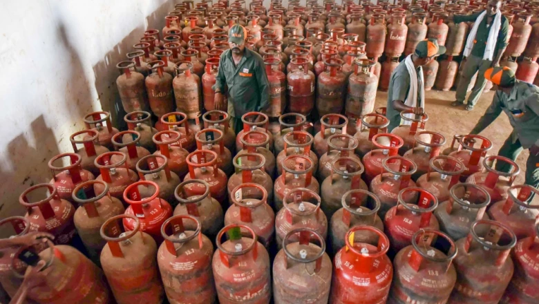 घरेलू रसोई गैस फिर महंगी, 14.2 किलोग्राम सिलेंडर पर ₹29 की बढ़ोतरी