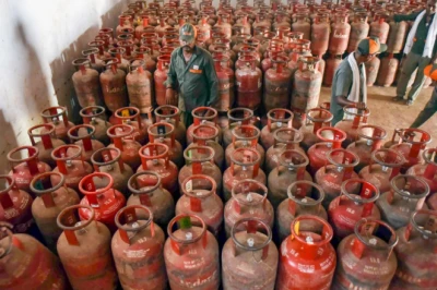 घरेलू रसोई गैस फिर महंगी, 14.2 किलोग्राम सिलेंडर पर ₹29 की बढ़ोतरी