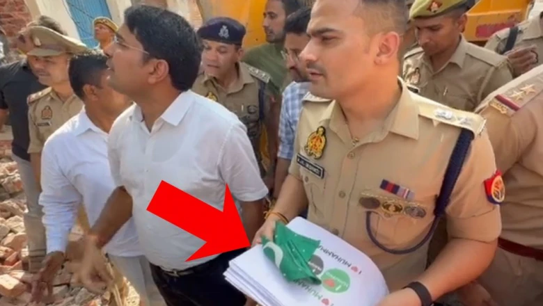 संभल: कसेरुआ में अवैध मस्जिद पर ध्वस्तीकरण के दौरान बरामद हुए 'आई लव मोहम्मद' के पोस्टर, FIR दर्ज