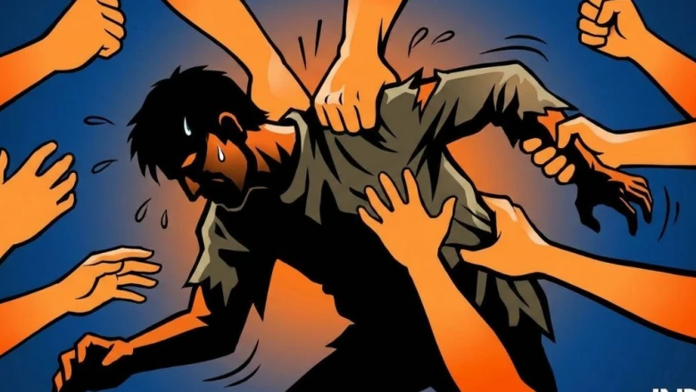 मोबाइल छीनने के आरोप में भीड़ का कहर, दो युवकों को अर्धनग्न कर घुमाया और रस्सी से बांधकर घसीटा