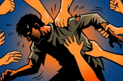मोबाइल छीनने के आरोप में भीड़ का कहर, दो युवकों को अर्धनग्न कर घुमाया और रस्सी से बांधकर घसीटा