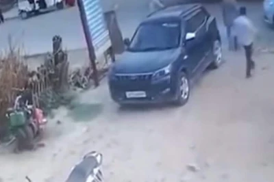 कार में पति के साथ थी प्रेमिका, इंतजार कर रही पत्नी ने देखते ही बोनट पर लगाई छलांग, फिर...