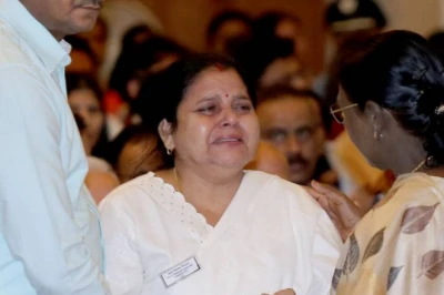 मां की छाती से लगा लाडले का कीर्ति चक्र, यह मंजर देख हर आंख हुई नम