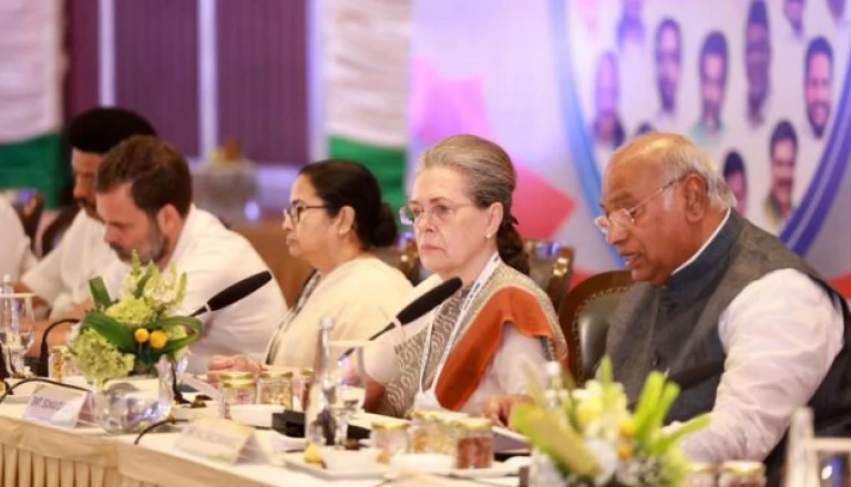 कॉफी पर कुरुक्षेत्र: टीएमसी में बढ़ती बगावत, INDIA गठबंधन की उलझनें और NDA की मजबूत होती पकड़ पर बेबाक बहस