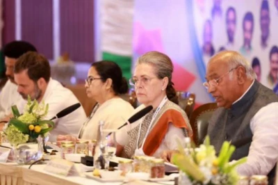 कॉफी पर कुरुक्षेत्र: टीएमसी में बढ़ती बगावत, INDIA गठबंधन की उलझनें और NDA की मजबूत होती पकड़ पर बेबाक बहस