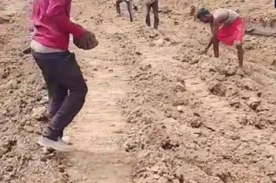 अधिकारियों ने टाली समस्या, नेता रहे बेखबर — गांव वालों ने खुद खोद डाला तालाब, बन गए 'दशरथ मांझी'