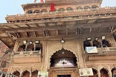 ग्राउंड रिपोर्ट: बांके बिहारी मंदिर के बाहर अचानक गिरा छज्जा, मच गई चीख-पुकार; लोग बोले- होते रहते हैं हादसे
