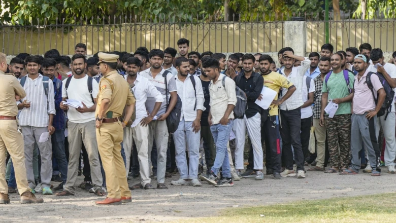 यूपी सिपाही भर्ती परीक्षा: दूसरे दिन 7.32 लाख अभ्यर्थी पहुंचे केंद्रों पर, नकल और फर्जीवाड़े पर हुई कई गिरफ्तारियां