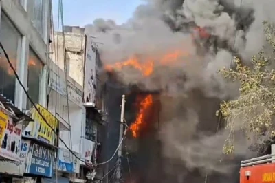 रोहतक शोरूम अग्निकांड: 'दमकल गाड़ियों में पानी क्यों नहीं था?'—5 घंटे बाद भी धधक रहा बाजार