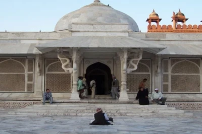 मन्नतों की दरगाह से बीरबल के घर तक, छुट्टियों में देखें फतेहपुर सीकरी की ये नायाब जगहें