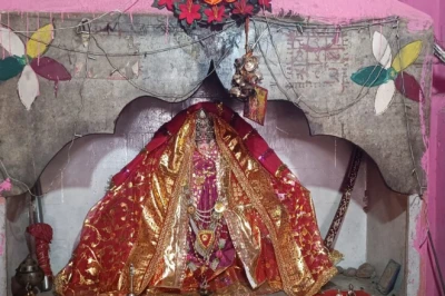 धौलपुर का अनोखा मंदिर: यहां से गुजरने वाला हर ट्रैक्टर चढ़ा जाता है एक ईंट और एक पत्थर, परंपरा जानकर रह जाएंगे दंग