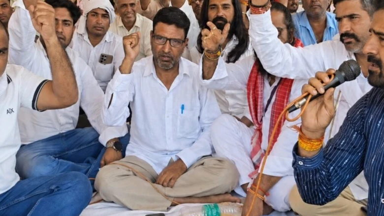 खाटूश्यामजी मारपीट कांड: मुख्य आरोपी अब भी फरार, सर्वसमाज ने कलेक्ट्रेट पर शुरू किया अनिश्चितकालीन धरना