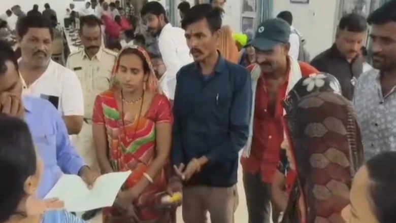 जनसुनवाई में बहनों ने कलेक्टर के सामने निकाली जहर की बोतल, अफसरों में मच गई अफरा-तफरी