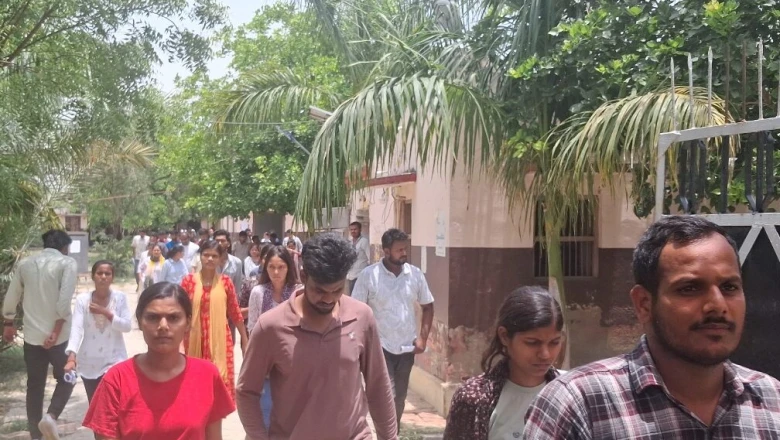UP पुलिस भर्ती परीक्षा: अमेठी में किसी को गणित ने उलझाया तो किसी को परीक्षा केंद्र की दूरी ने, छात्रों को रास आया GS-GK