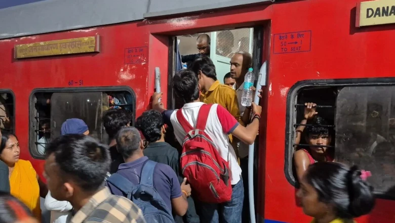 UP पुलिस भर्ती परीक्षा: 'सवाल तो आसान थे, पर लौटने का रास्ता मुश्किल', DDU जंक्शन पर उमड़ा अभ्यर्थियों का सैलाब