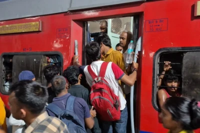 UP पुलिस भर्ती परीक्षा: 'सवाल तो आसान थे, पर लौटने का रास्ता मुश्किल', DDU जंक्शन पर उमड़ा अभ्यर्थियों का सैलाब