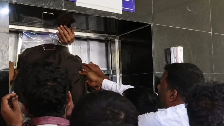 मधेपुरा कोर्ट में बीच रास्ते में थमी लिफ्ट, घंटों कैद रहे 11 वकील; परिसर में मचा हड़कंप