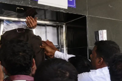 मधेपुरा कोर्ट में बीच रास्ते में थमी लिफ्ट, घंटों कैद रहे 11 वकील; परिसर में मचा हड़कंप