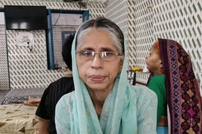 उंगली थामकर चलना सिखाने वाली मां को बेटे ने घर से बाहर कर दिया, बेबस वृद्धा की यह दास्तां झकझोर देगी
