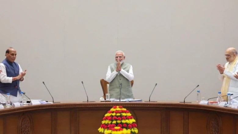 12 साल का सफर बेमिसाल: नेहरू का रिकॉर्ड तोड़कर PM मोदी ने रचा इतिहास, कैबिनेट में मिला स्टैंडिंग ओवेशन