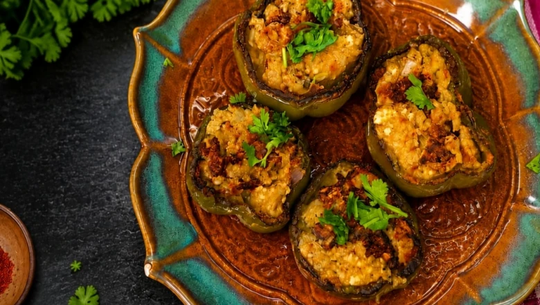 एक जैसी सब्जियों से ऊब गए हैं? घर पर बनाएं आलू-पनीर भरी शिमला मिर्च