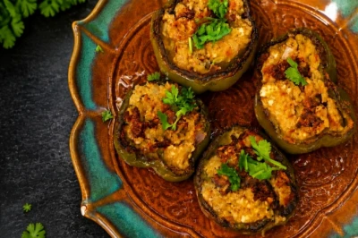 एक जैसी सब्जियों से ऊब गए हैं? घर पर बनाएं आलू-पनीर भरी शिमला मिर्च