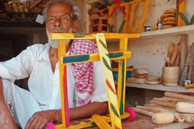 प्लास्टिक और इलेक्ट्रॉनिक खिलौनों के दौर में भी जीवंत है करौली के हटवारा बाजार की लकड़ी कारीगरी