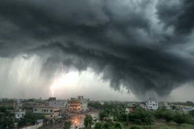 बिहार के 32 जिलों में आज आंधी-बारिश का अलर्ट, 60 किमी/घंटा की रफ्तार से चलेंगी हवाएं, दरभंगा-मुंगेर समेत कई जिले प्रभावित
