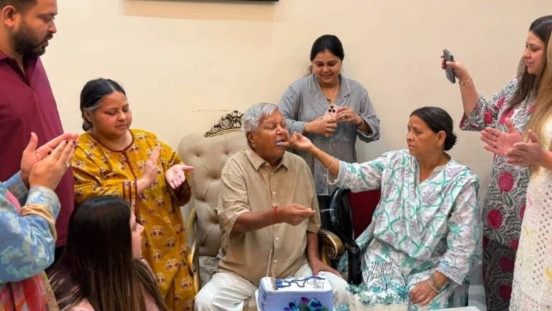 लालू प्रसाद यादव ने मनाया अपना 79वां जन्मदिन, राबड़ी आवास पर देर रात परिवार संग कटा केक; तेजस्वी-तेजप्रताप और रोहिणी ने यूं दी बधाई