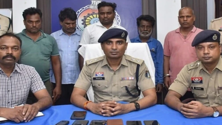 तुलसी के पौधे तले छिपे 'खजाने' का झांसा, आधे दाम में नकली सोना बेचने वाले 5 जालसाज दबोचे, 1 किलो से ज्यादा मेटल बरामद