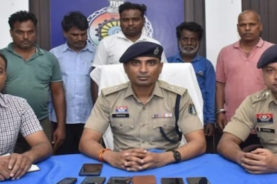 तुलसी के पौधे तले छिपे 'खजाने' का झांसा, आधे दाम में नकली सोना बेचने वाले 5 जालसाज दबोचे, 1 किलो से ज्यादा मेटल बरामद
