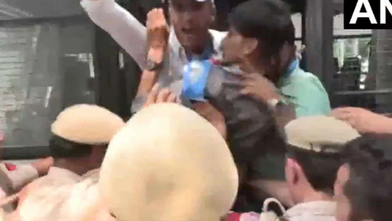 EC दफ्तर के बाहर NSUI का प्रदर्शन, नारेबाजी करते कार्यकर्ताओं को पुलिस ने हिरासत में लिया; नटराजन का पर्चा रद्द होने पर भड़का गुस्सा