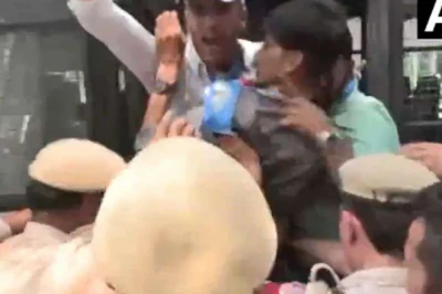 EC दफ्तर के बाहर NSUI का प्रदर्शन, नारेबाजी करते कार्यकर्ताओं को पुलिस ने हिरासत में लिया; नटराजन का पर्चा रद्द होने पर भड़का गुस्सा