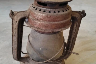 लालटेन की रोशनी में पढ़कर बने अफसर, आज खुद इतिहास बनने की कगार पर वही विरासत