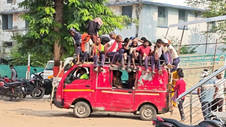 नालंदा में नियमों की धज्जियां: 9 सीट वाली गाड़ी पर सवार हो गए करीब 50 लोग, छत पर भी लदे रहे यात्री