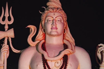 Pradosh Vrat Puja Vidhi: प्रदोष व्रत पर पूजा थाली में रखें ये जरूरी सामग्री, जानें शिवलिंग पर सबसे पहले क्या अर्पित करें