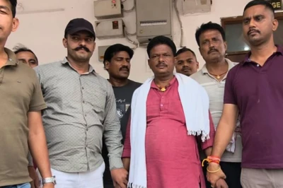 समस्तीपुर: रिश्वत लेते रंगे हाथ धराए मुखिया, छापेमारी के बीच पंचायत सचिव हुआ फरार