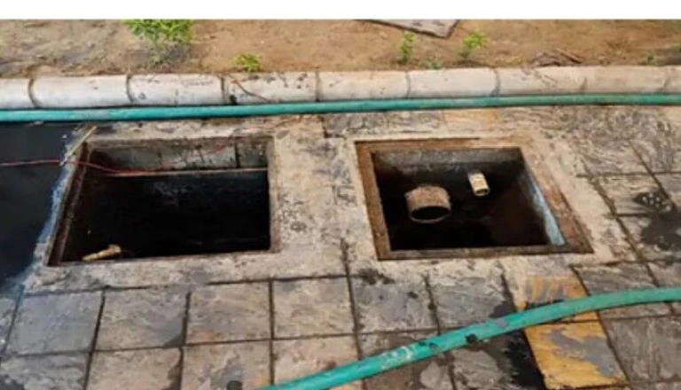 सेप्टिक टैंक में जहरीली गैस से दम घुटने पर दो सगे भाइयों की जान गई, बचाने उतरा साथी भी गंभीर