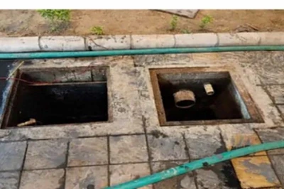 सेप्टिक टैंक में जहरीली गैस से दम घुटने पर दो सगे भाइयों की जान गई, बचाने उतरा साथी भी गंभीर