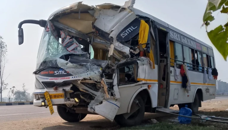 महेंद्रगढ़ में बड़ा हादसा: मनाली से जयपुर आ रही वॉल्वो बस दुर्घटनाग्रस्त, ड्राइवर-कंडक्टर समेत 2 की मौत, 11 घायल