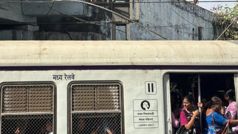 मुंबई की हार्बर लाइन पर लोकल ट्रेनें ठप, ओवरहेड वायर पर कपड़ा गिरने से तकनीकी गड़बड़ी