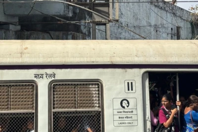 मुंबई की हार्बर लाइन पर लोकल ट्रेनें ठप, ओवरहेड वायर पर कपड़ा गिरने से तकनीकी गड़बड़ी