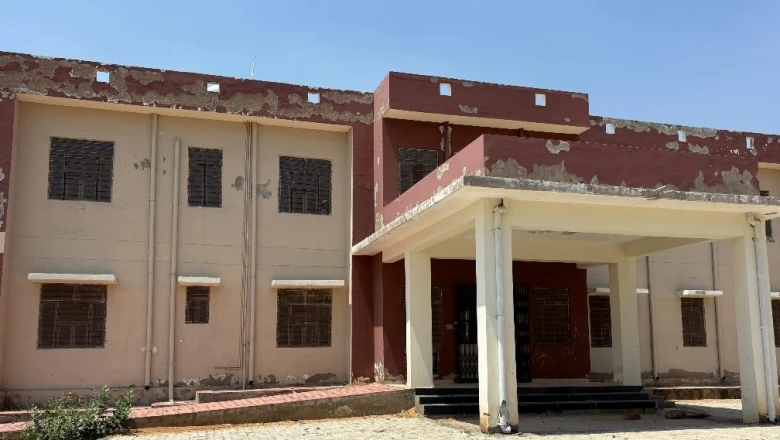 अलवर: 1.80 करोड़ की लागत से बना पीएचसी भवन दो साल से बंद, उद्घाटन से पहले ही शराबियों का अड्डा बना
