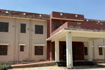 अलवर: 1.80 करोड़ की लागत से बना पीएचसी भवन दो साल से बंद, उद्घाटन से पहले ही शराबियों का अड्डा बना
