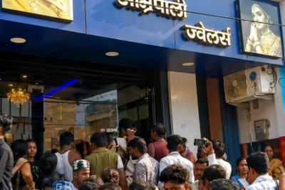 शादी के लिए गहने खरीदने पहुंची थीं महिला, तभी ज्वेलरी दुकान में घुसे हथियारबंद बदमाश; मच गई अफरा-तफरी