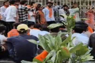 बरकतुल्लाह विश्वविद्यालय में हंगामा, धारा 52 लागू करने और कुलगुरु के इस्तीफे की मांग पर छात्रों-कर्मचारियों का धरना