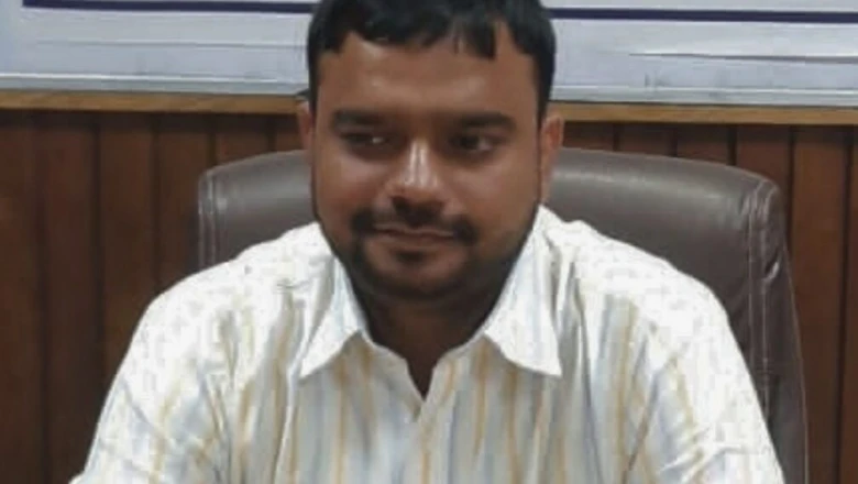 गाजीपुर के 'डिजिटल योद्धा' शिवानंद: फसल बीमा से आयुष्मान तक, हजारों ग्रामीणों तक पहुंचाईं सरकारी योजनाएं