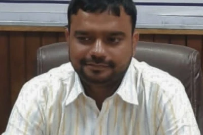 गाजीपुर के 'डिजिटल योद्धा' शिवानंद: फसल बीमा से आयुष्मान तक, हजारों ग्रामीणों तक पहुंचाईं सरकारी योजनाएं