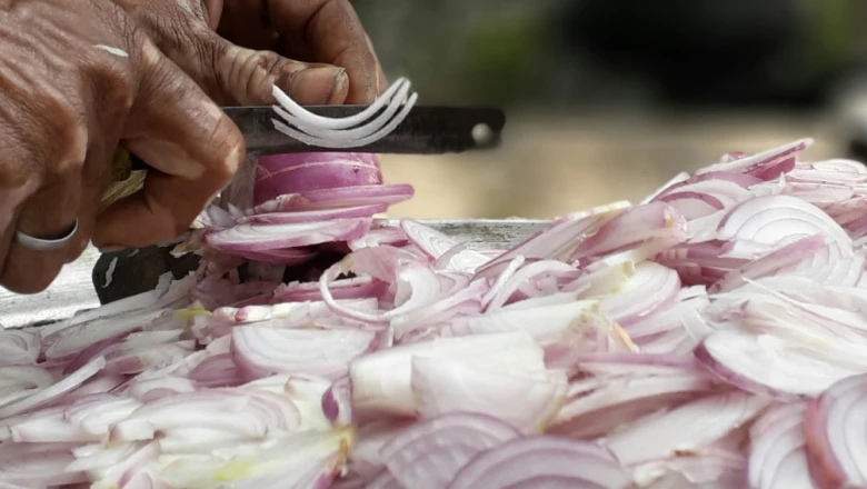 प्याज काटते वक्त आंखों में जलन और आंसू से परेशान? अपनाएं ये आसान घरेलू नुस्खे