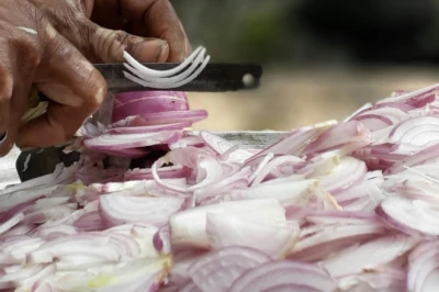 प्याज काटते वक्त आंखों में जलन और आंसू से परेशान? अपनाएं ये आसान घरेलू नुस्खे